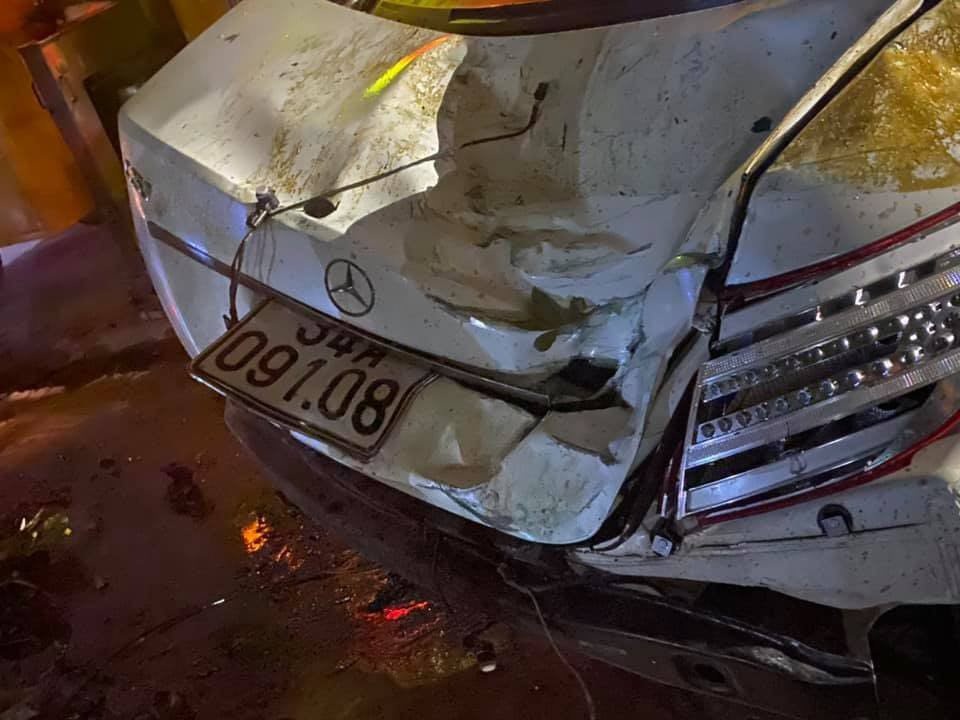 Xe Mercedes phơi bụng dưới kênh, tài xế tử vong - 2 Xe Mercedes phơi bụng dưới kênh, tài xế tử vong - 2