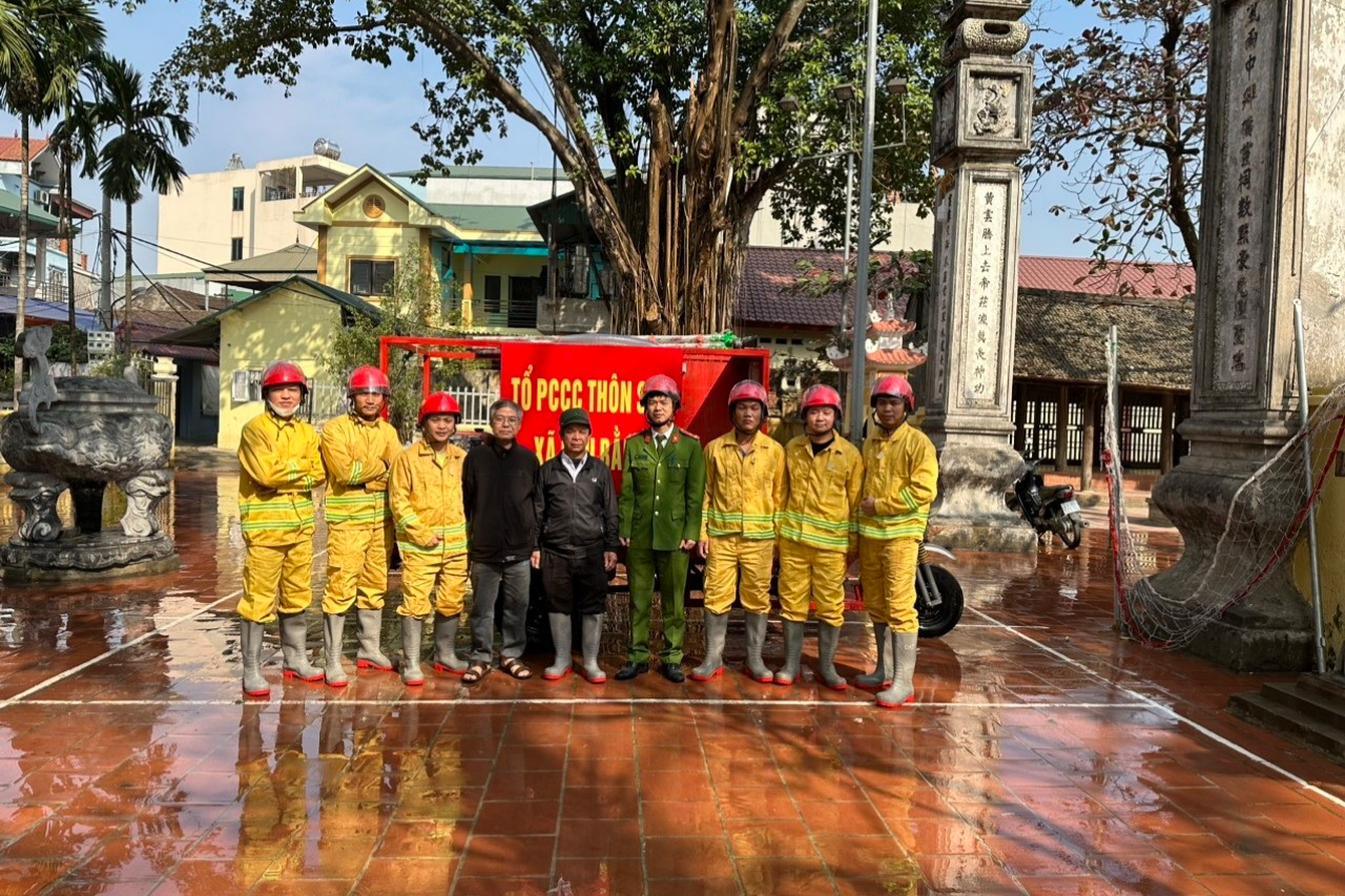 Đội cứu hỏa ba gác ở Hà Nội: Có cháy, anh em tạm gác công việc đi dập lửa - 11