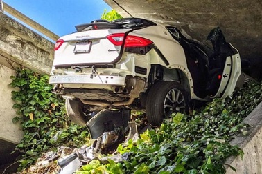 Chạy cảnh sát, tài xế biến xe Maserati Levante thành sắt vụn