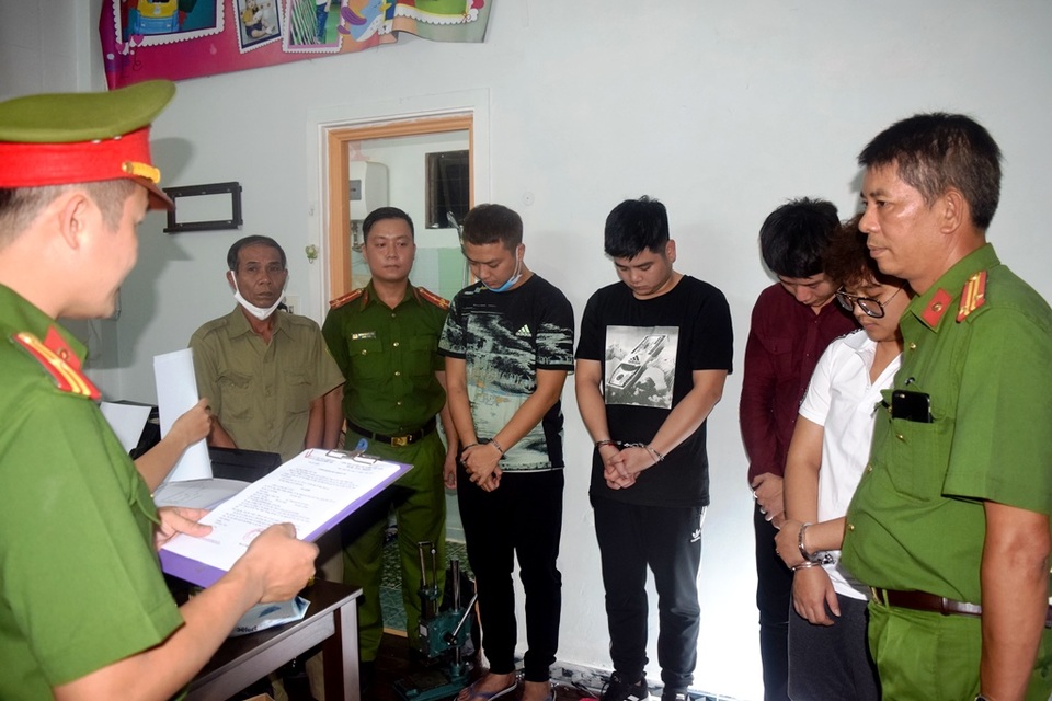 Phá đường dây làm văn bằng giả: Phát hiện nhiều cán bộ “đặt hàng” - 1 Phá đường dây làm văn bằng giả: Phát hiện nhiều cán bộ “đặt hàng” - 1