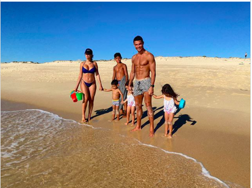 C.Ronaldo khoe khoảnh khắc hẹn hò lãng mạn với bạn gái xinh đẹp - 5 C.Ronaldo khoe khoảnh khắc hẹn hò lãng mạn với bạn gái xinh đẹp - 5