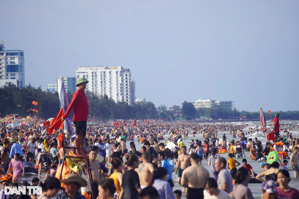 Nắng nóng, bãi biển Sầm Sơn lại ken đặc người - 1 Nắng nóng, bãi biển Sầm Sơn lại ken đặc người - 1