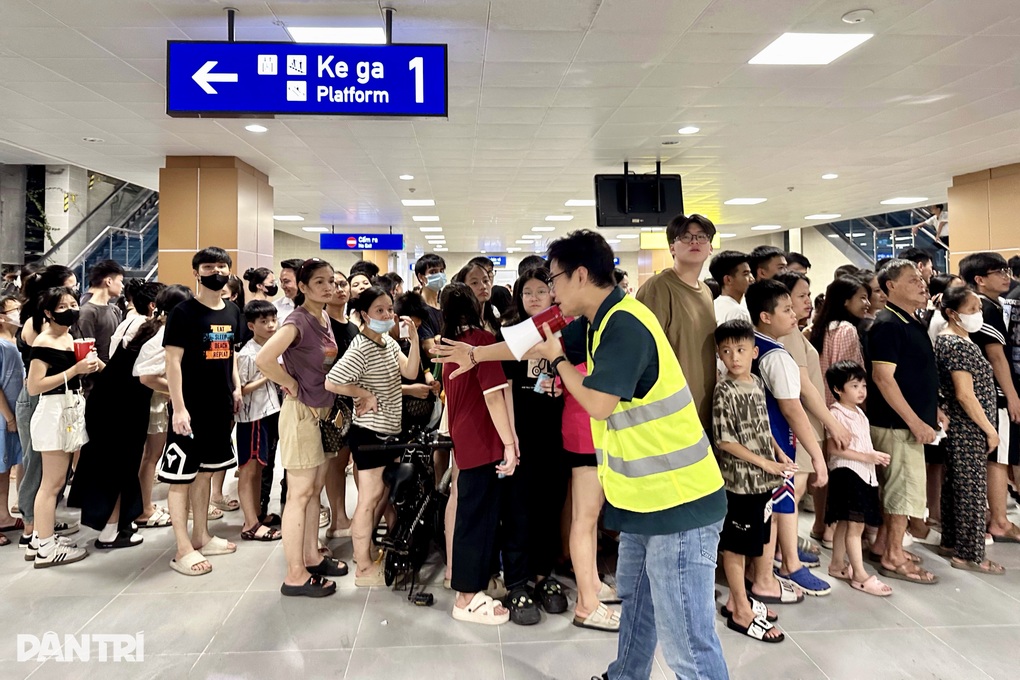 Cảnh đoàn người xếp hàng chen chúc trong đêm đi tàu điện miễn phí ở Hà Nội - 4