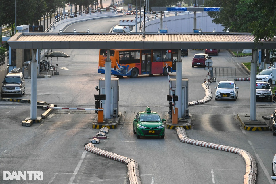Trái với dự đoán, sân bay Nội Bài bất ngờ vắng khách do lo ngại dịch bệnh - 4 Trái với dự đoán, sân bay Nội Bài bất ngờ vắng khách do lo ngại dịch bệnh - 4