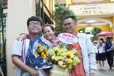 Con thi tốt nghiệp, ông chồng "hiếm có" ôm hoa cám ơn vợ vì điều đặc biệt