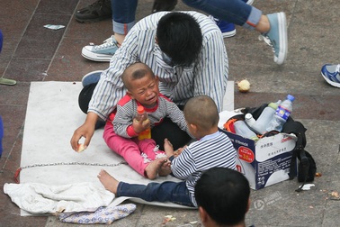 Dùng dây xích sắt trói con để đi ăn mày