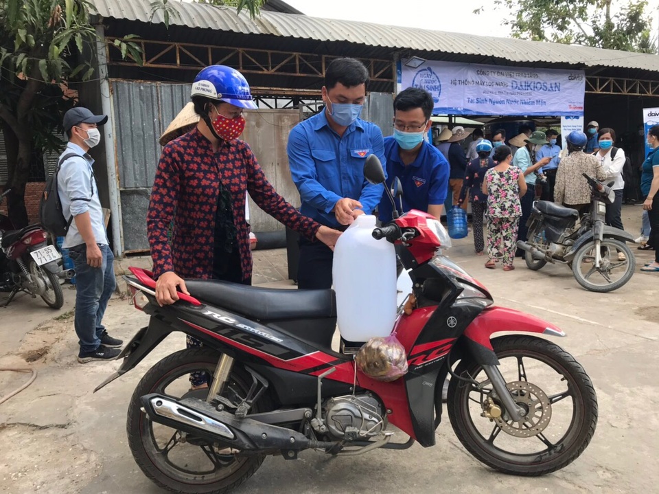 Người dân Bến Tre mừng rỡ vì nhận được máy lọc nước - 3 Người dân Bến Tre mừng rỡ vì nhận được máy lọc nước - 3
