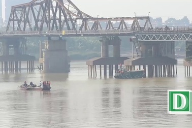 Toàn cảnh trục vớt quả bom dưới chân cầu Long Biên