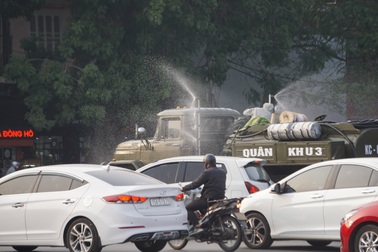 Hải Phòng phun hóa chất khử trùng các tuyến đường chính của thành phố