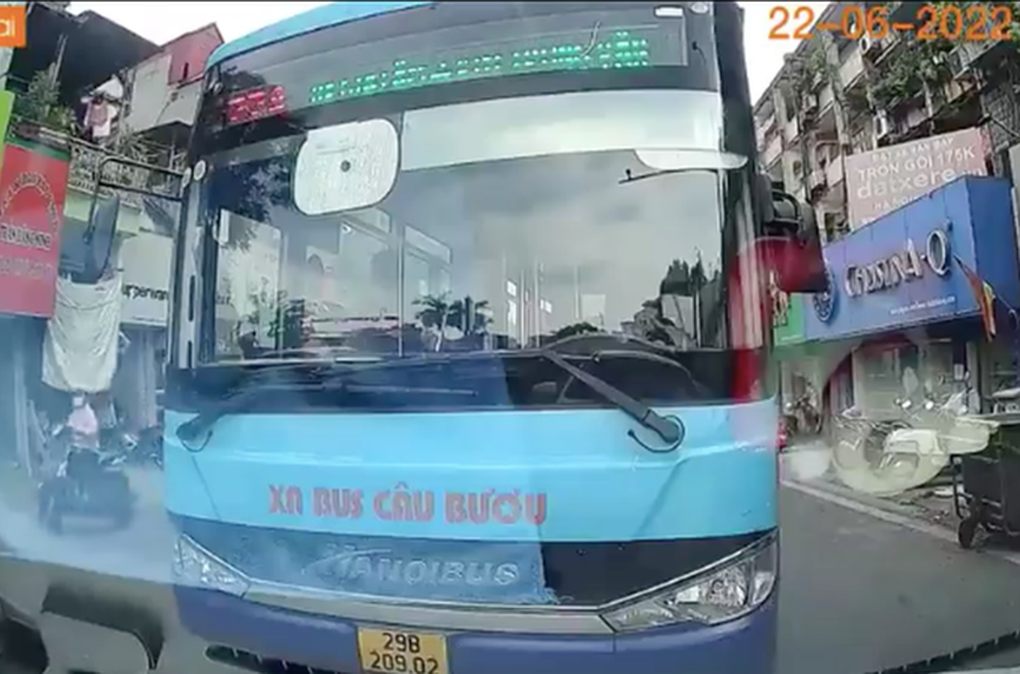 Từ vụ xe bus lấn làn, chặn đầu xe con: Xe bus có phải xe vua đô thị? - 1 Từ vụ xe bus lấn làn, chặn đầu xe con: Xe bus có phải xe vua đô thị? - 1