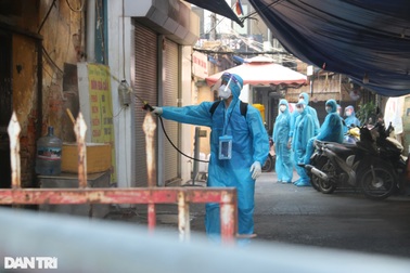 Hà Nội phun khử khuẩn ổ dịch Thanh Xuân Trung để đón 800 người trở về