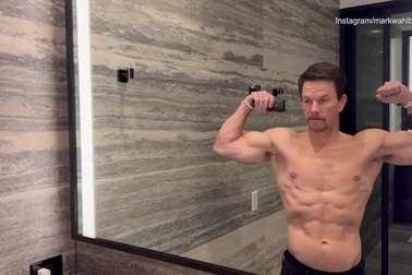 Tài tử Mark Wahlberg khoe cơ bắp