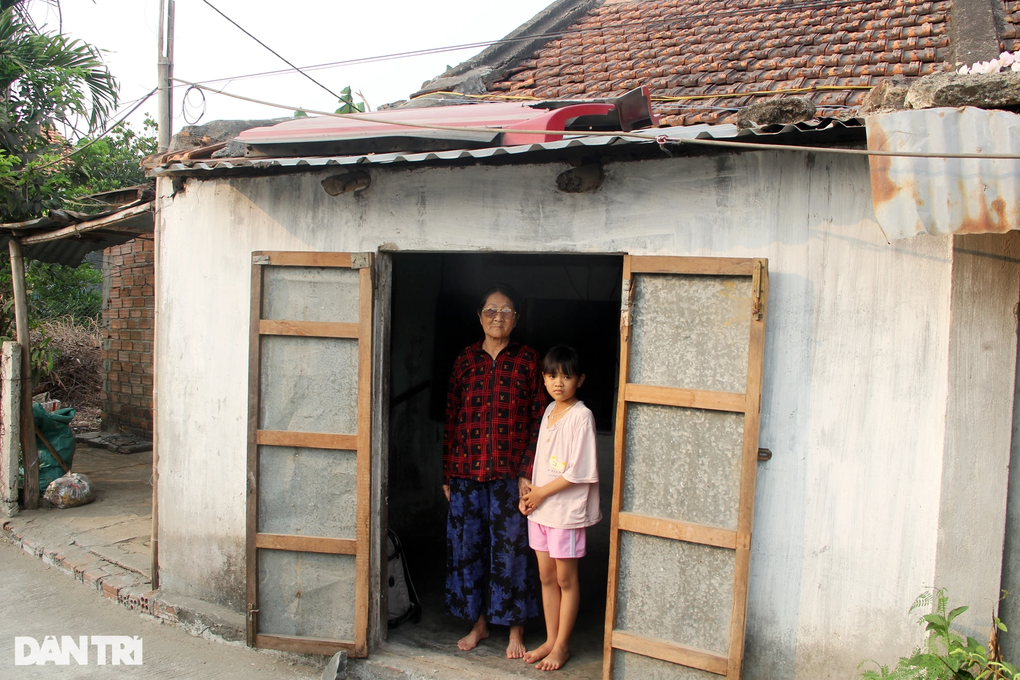 Mẹ bỏ đi, cha mất sớm, bé gái sống cùng bà nội 82 tuổi trong căn nhà tạm bợ - 1 Mẹ bỏ đi, cha mất sớm, bé gái sống cùng bà nội 82 tuổi trong căn nhà tạm bợ - 1