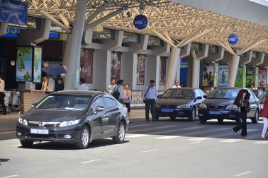 Xe biển xanh, biển đỏ "chây ì" trước sân bay Tân Sơn Nhất