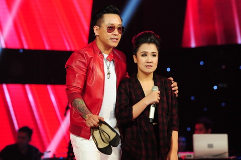 Tuấn Hưng bị Đàm Vĩnh Hưng trêu chọc khi “xách giày” cho thí sinh Giọng hát Việt