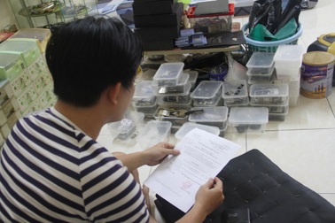 Tạm đình chỉ điều tra viên vụ dọa khởi tố vì mua bán điện thoại