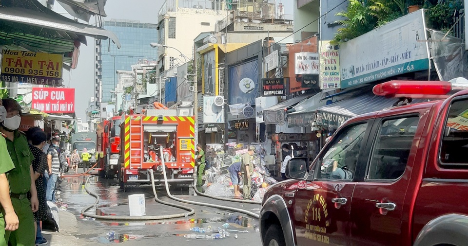 Cháy 5 căn nhà ở trung tâm Sài Gòn, người dân ôm đồ tháo chạy - 2 Cháy 5 căn nhà ở trung tâm Sài Gòn, người dân ôm đồ tháo chạy - 2