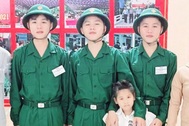 Ba anh em sinh ba cùng khoác lên mình màu xanh áo lính