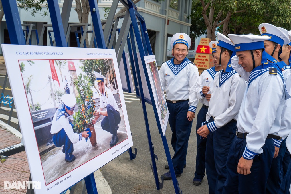 Khai mạc triển lãm Hoàng Sa, Trường Sa - Tổ quốc nơi đầu sóng - 4 Khai mạc triển lãm Hoàng Sa, Trường Sa - Tổ quốc nơi đầu sóng - 4