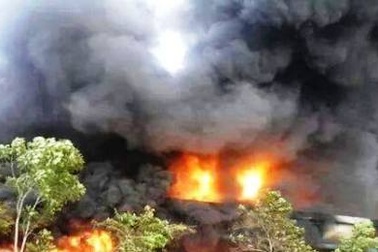 Khiếp đảm sau vụ cháy cực lớn suốt 10 tiếng tại công ty sơn