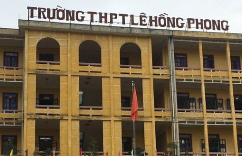 Nữ sinh lớp 12 đánh dã man nữ sinh lớp 10: Sở GD yêu cầu giải quyết vụ việc - 1 Nữ sinh lớp 12 đánh dã man nữ sinh lớp 10: Sở GD yêu cầu giải quyết vụ việc - 1