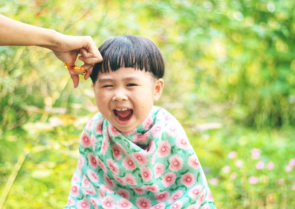 Biểu cảm cực đáng yêu của cô bé 3 tuổi cắt tóc bát úp - 1 Biểu cảm cực đáng yêu của cô bé 3 tuổi cắt tóc bát úp - 1