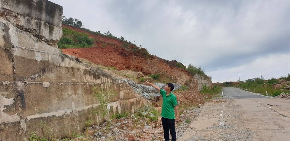 Kinh hãi đoạn đường hơn 500 tỷ đồng tiềm ẩn nguy hiểm trước mùa mưa bão - 4 Kinh hãi đoạn đường hơn 500 tỷ đồng tiềm ẩn nguy hiểm trước mùa mưa bão - 4