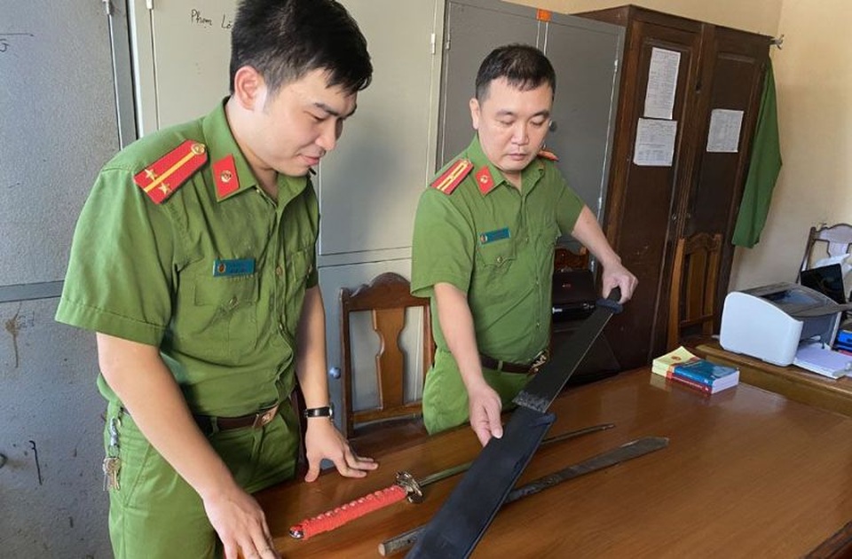 4 con nghiện mang vũ khí đi đòi tiền bảo kê trên đường Hồ Chí Minh - 1 4 con nghiện mang vũ khí đi đòi tiền bảo kê trên đường Hồ Chí Minh - 1