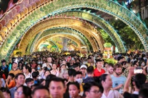 "Biển người" chen chân ngắm đường hoa Nguyễn Huệ trong đêm khai mạc