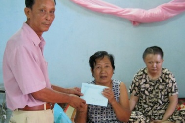 Quỹ Nhân ái hỗ trợ 10 triệu đồng đến với “hai mẹ nghèo nuôi con gái mất trí”