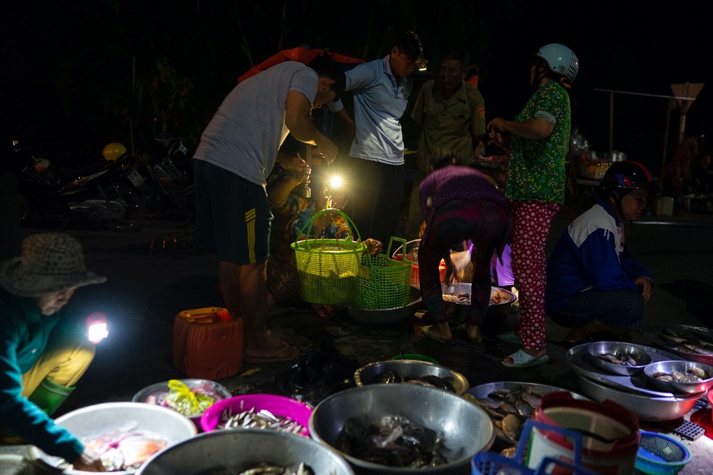 Chợ âm phủ ở miền Tây, người mua chưa kịp rõ mặt người bán thì chợ đã tan - 2 Chợ âm phủ ở miền Tây, người mua chưa kịp rõ mặt người bán thì chợ đã tan - 2