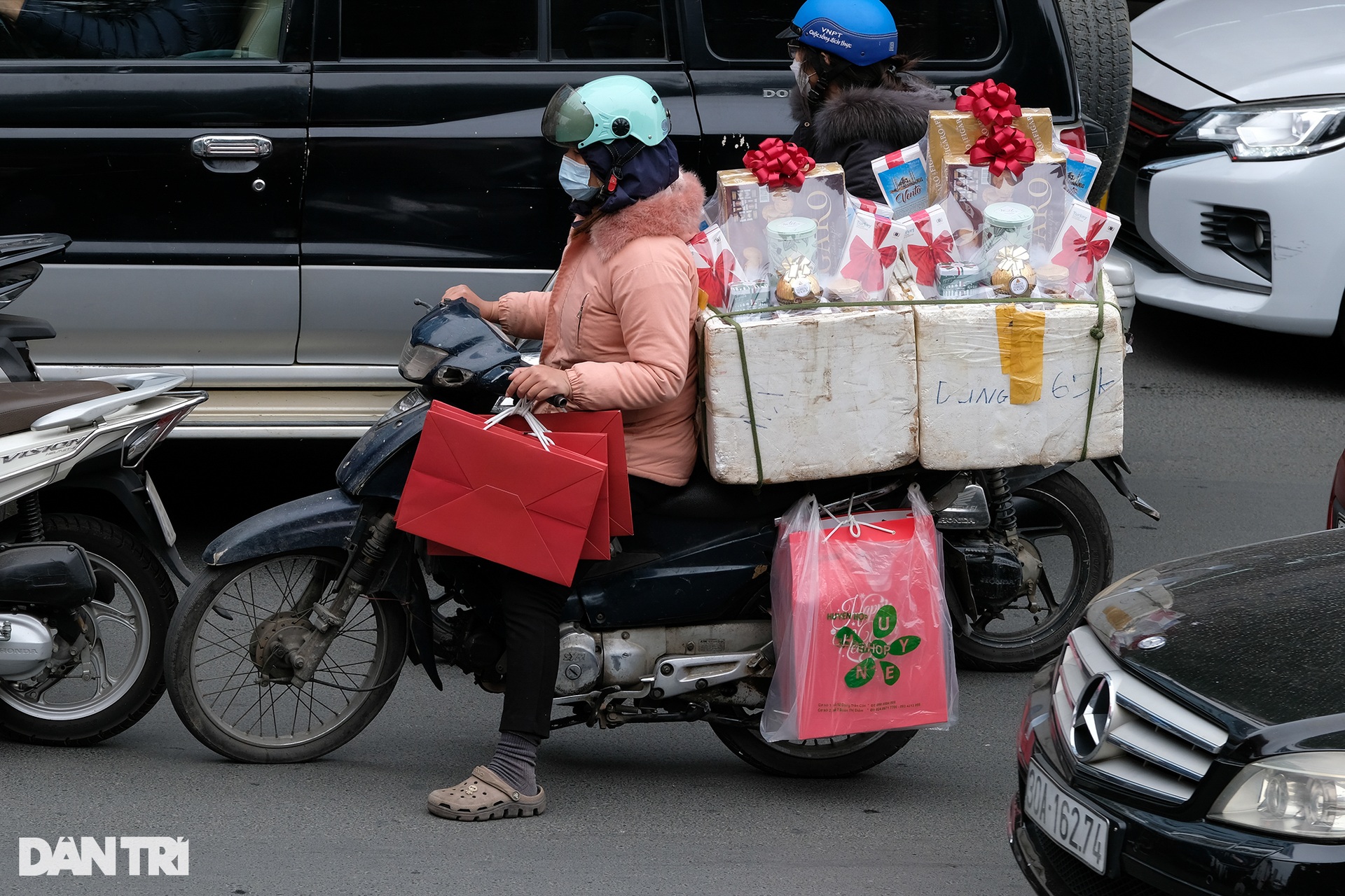 Giao thông nghẹt thở những ngày giáp Tết Nguyên đán - 15 Giao thông nghẹt thở những ngày giáp Tết Nguyên đán - 15