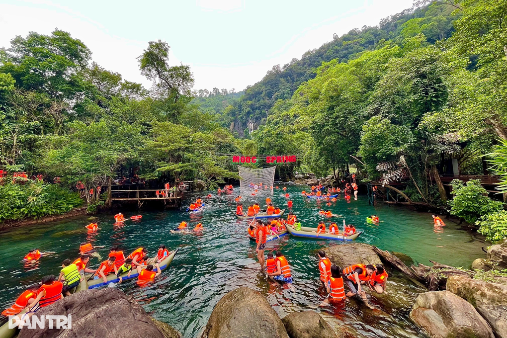 Quảng Bình đón 250.000 lượt khách, tăng hơn 73% so với dịp lễ năm 2022 - 1