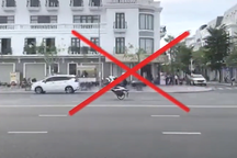 "Quái xế" bốc đầu xe máy chạy một bánh như trêu ngươi trên phố