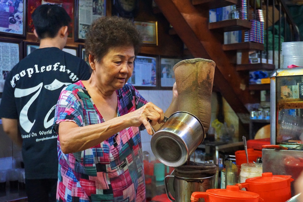 Cà phê âm phủ ở TPHCM: Giới trẻ xếp hàng nửa đêm, không nhận chuyển khoản - 4 Cà phê âm phủ ở TPHCM: Giới trẻ xếp hàng nửa đêm, không nhận chuyển khoản - 4