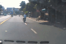 Rùng mình người đàn ông say xỉn vẫn phóng xe máy như bay trên đường