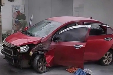 Tài xế ở Hà Nội tự đốt ô tô sau va chạm giao thông