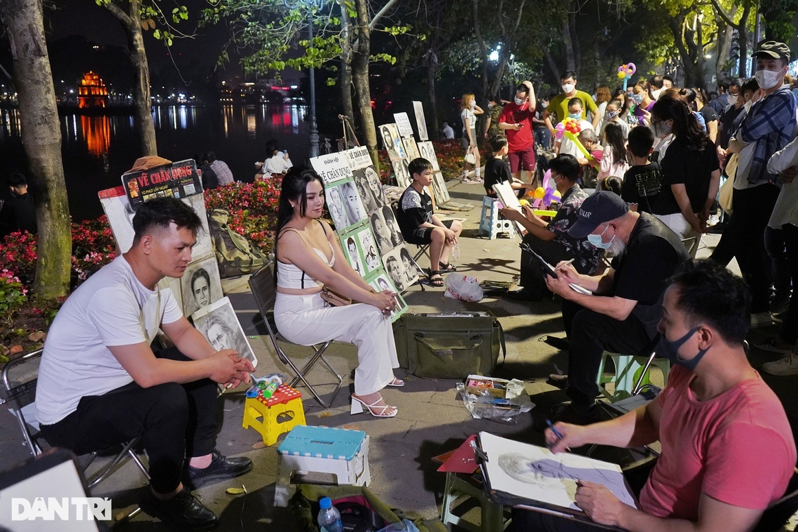 Đường phố, công viên, hàng quán ở Hà Nội đông nghịt thời hậu Covid - 11 Đường phố, công viên, hàng quán ở Hà Nội đông nghịt thời hậu Covid - 11