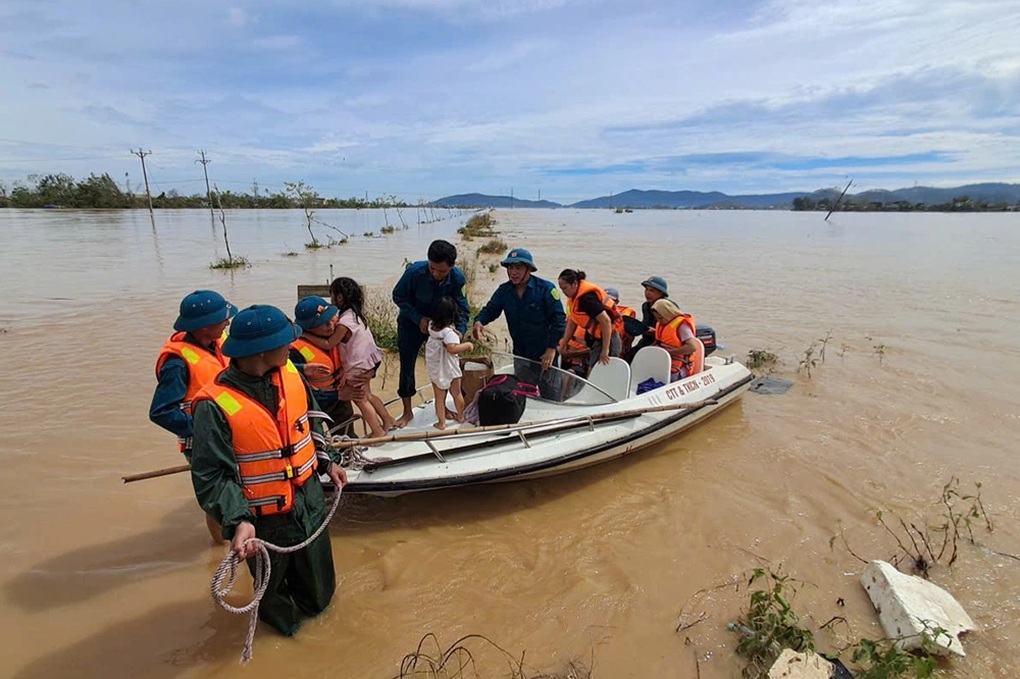 Chỉ huy trưởng quân sự lặn sâu 2m, mở cửa cứu thai phụ trong lũ - 3 Chỉ huy trưởng quân sự lặn sâu 2m, mở cửa cứu thai phụ trong lũ - 3