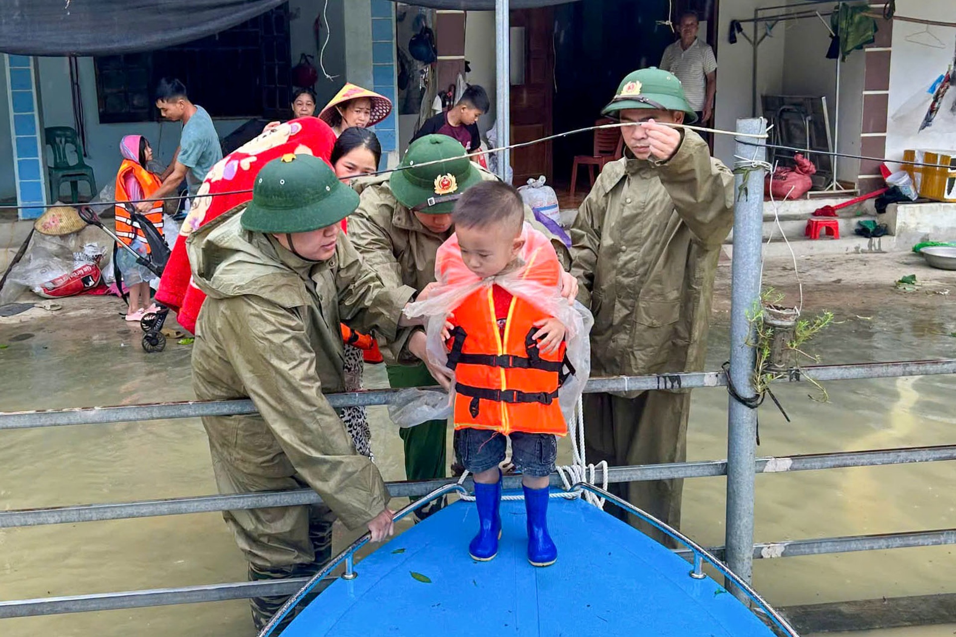 Dỡ mái ngói, ứng cứu người dân vùng ngập sâu ở Lạng Sơn - 8 Dỡ mái ngói, ứng cứu người dân vùng ngập sâu ở Lạng Sơn - 8