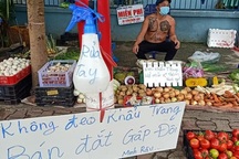 Ông chủ xăm trổ bán rau gây sốt và 2 triệu đồng từ cô gái quán Karaoke