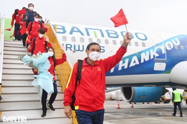 Tuyển nữ Việt Nam rạng rỡ trong chuyến bay trở về quê hương