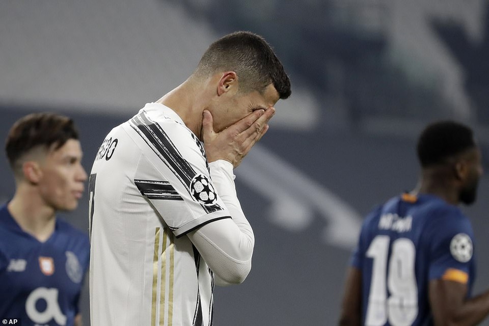 C.Ronaldo bất lực nhìn Juventus bị loại cay đắng dưới tay Porto - 17 C.Ronaldo bất lực nhìn Juventus bị loại cay đắng dưới tay Porto - 17
