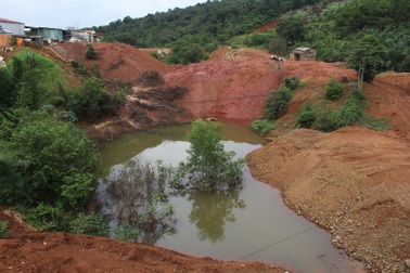 Dân đổ đất lấp suối, chính quyền chi ngân sách để khơi thông