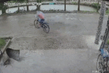 Tài xế gây tai nạn cho em bé rồi lái xe bỏ đi khiến nhiều người phẫn nộ