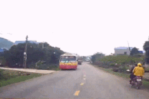 Bán tải đánh lái lao xuống mương nước để tránh xe ben lấn làn vượt ẩu