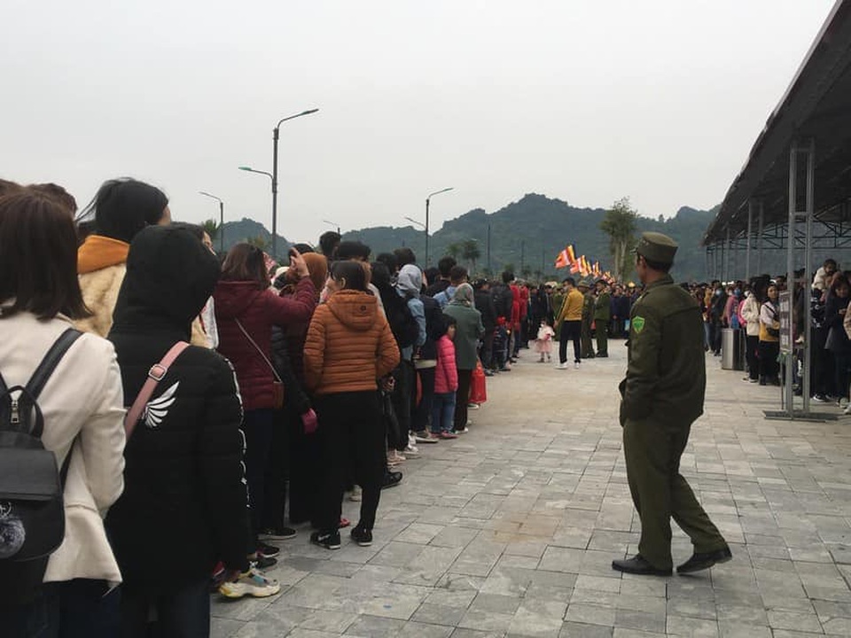 Biển người nườm nượp đổ về ngôi chùa lớn nhất thế giới ở Hà Nam - 8 Biển người nườm nượp đổ về ngôi chùa lớn nhất thế giới ở Hà Nam - 8