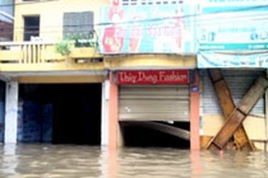 Những cửa hàng bạc tỷ trôi theo dòng nước