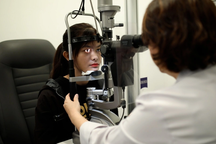 Cô gái trẻ tìm lại ánh sáng cho đôi mắt bị giác mạc mỏng bẩm sinh