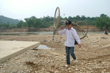 Gian nan đường về bản Rào Tre sau lũ